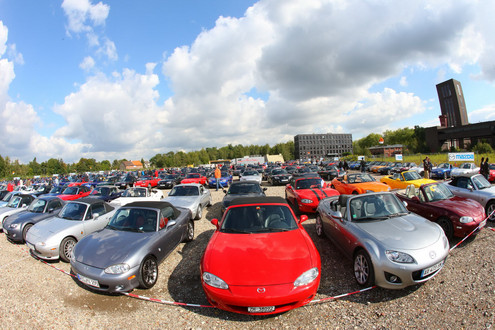mazda mx5 parade at Large Mazda MX 5 Parade Set World Record