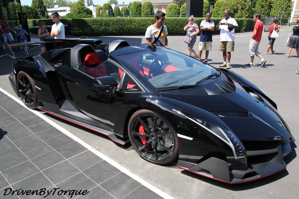 Lamborghini Veneno Roadster Looks Stunning in Black