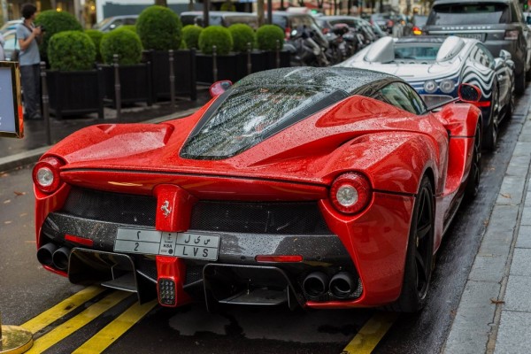 laferrari veyron spot 1 600x400 laferrari veyron spot 1 600x400 at LaFerrari Veyron L’Or Blanc Duo Spotted in Paris