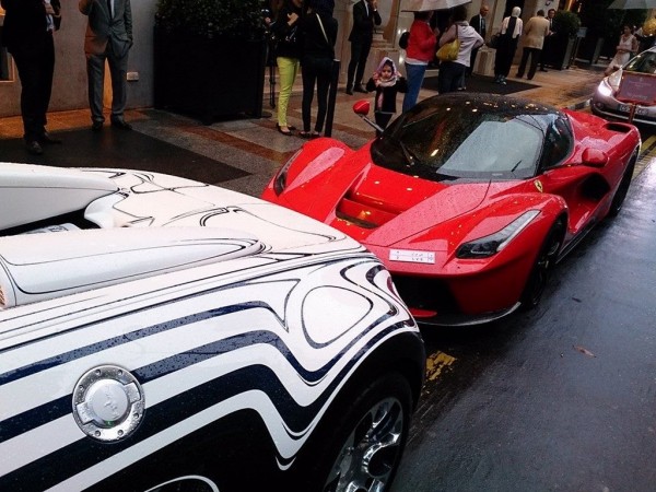 laferrari veyron spot 3 600x450 laferrari veyron spot 3 600x450 at LaFerrari Veyron L’Or Blanc Duo Spotted in Paris