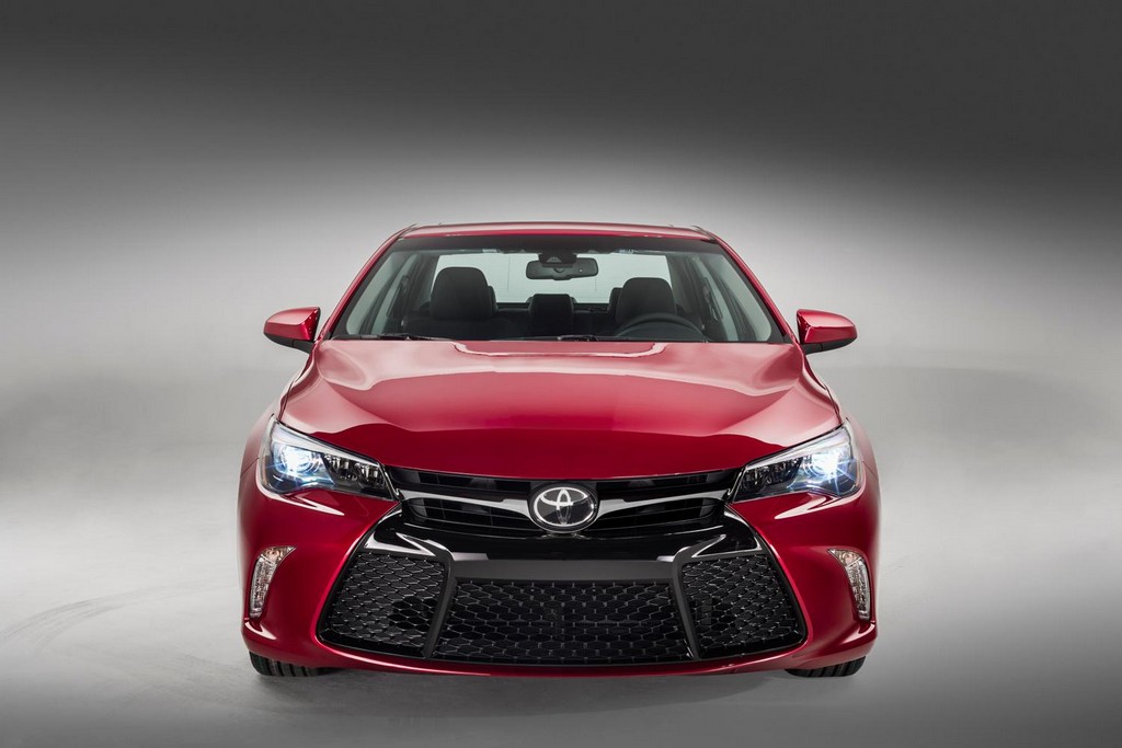 2015 Toyota Camry Unveiled with New XSE Trim