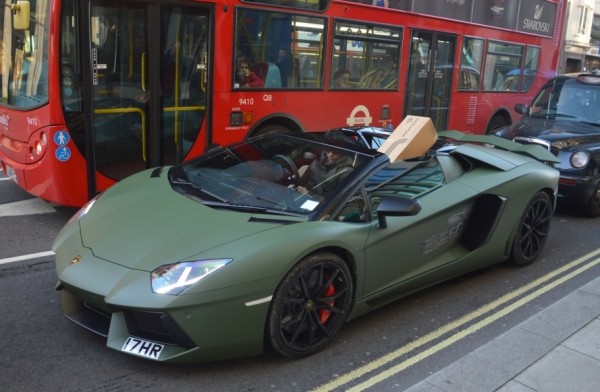 Matte Green Aventador 0 600x392 at Londoner Uses Matte Green Aventador as Delivery Car!