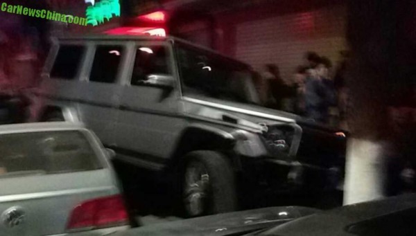 Mercedes G55 AMG crash 3 600x341 at Mercedes G55 AMG Takes Out Six Cars in China!