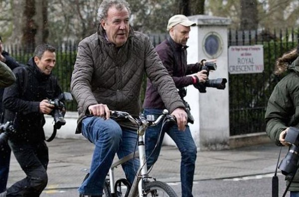 clarkson bicycle 600x395 clarkson bicycle 600x395 at Jeremy Clarkson Spotted Pedaling Away His Troubles!
