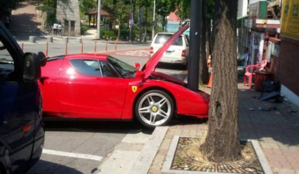 enzo pole crash 2 600x349 enzo pole crash 2 600x349 at This Is Probably the Most Cringeworthy Ferrari Enzo Crash Ever!
