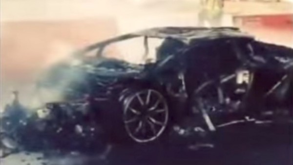 lamborghini aventador burns 600x338 at Lamborghini Aventador Burns to a Crisp in Dubai 