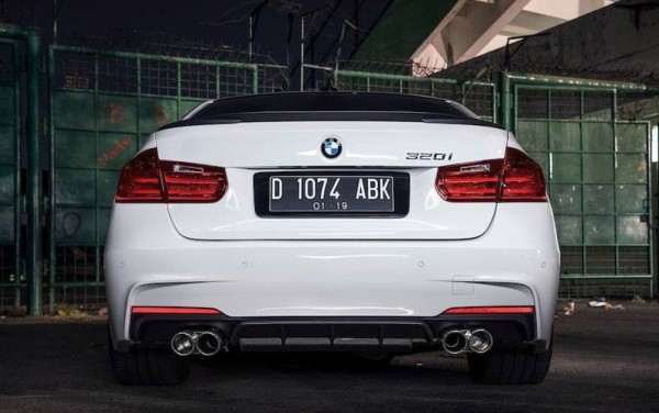 Tricked out BMW 320i 0 600x376 at Tricked out BMW 320i Looks Better Than the M3