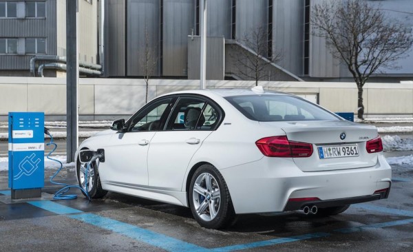 BMW 330e iPerformance 0 600x366 at Official: BMW 330e iPerformance