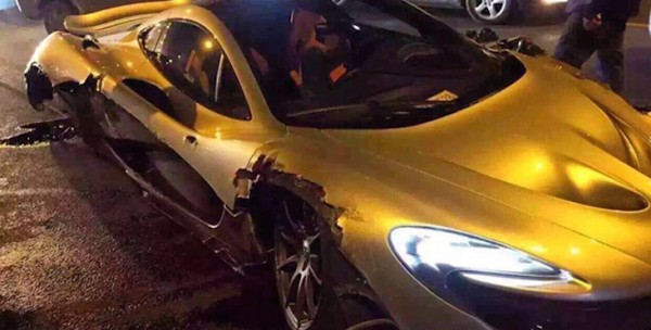 McLaren P1 Wreck 1 600x304 at Silver McLaren P1 Wrecked in China