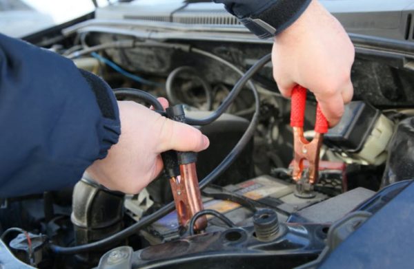 car jumpstart 600x391 at How to Jumpstart a Car
