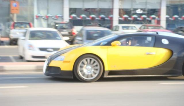 Bugatti Veyron in Black and Yellow veyron black yellow 2