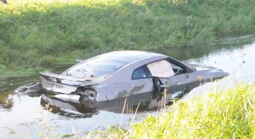 gtr lake at Video: Nissan GTR Crashes Into Lake