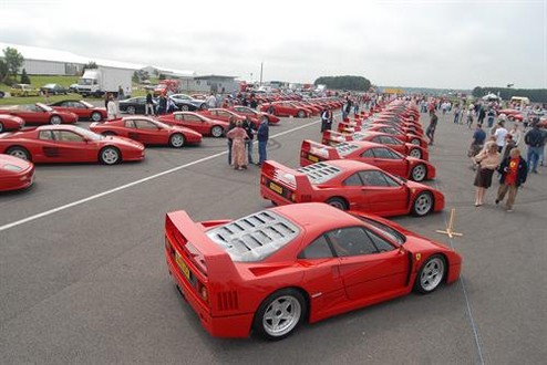 Record Ferrari F40 Gathering 3 at Ferrari F40 Parade at Silverstone Classic   Video