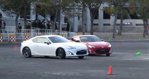toyota 86 twin drift at Toyota 86 Twins Perform Synchronized Drift: Video