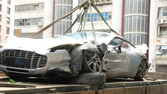 One 77 crash at One 76: Aston Martin One 77 Wrecked In Hong Kong