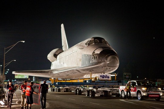 Toyota Tundra tows space shuttle 2 at Endeavour Space Shuttle Towed by Toyota Tundra   Video
