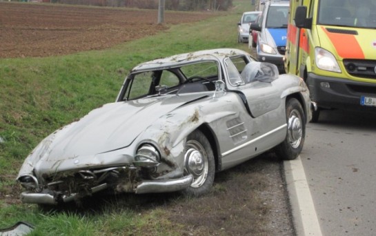 300 SL crash 545x342 at Mercedes 300 SL Gullwing Wrecked During Test Drive