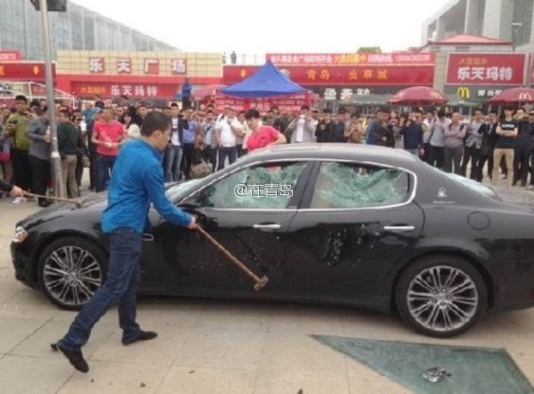maserati qingdao smash china 1 600x443 at Protesting, Chinese Style: Maserati Quattroporte Gets the Sledgehammer