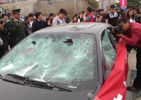 maserati qingdao smash china 3 600x427 at Protesting, Chinese Style: Maserati Quattroporte Gets the Sledgehammer