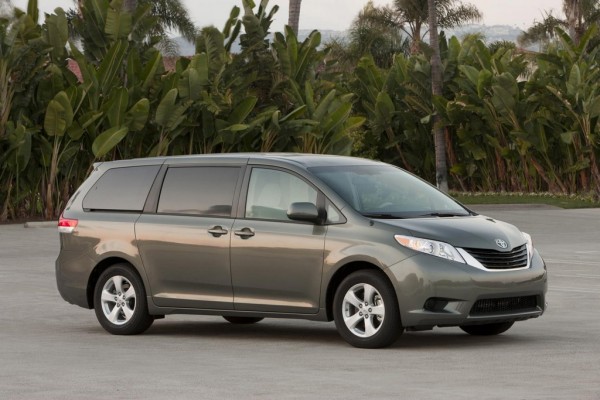 13 Sienna LE AWD 007 600x400 at 2014 Toyota Sienna: Specs and Details