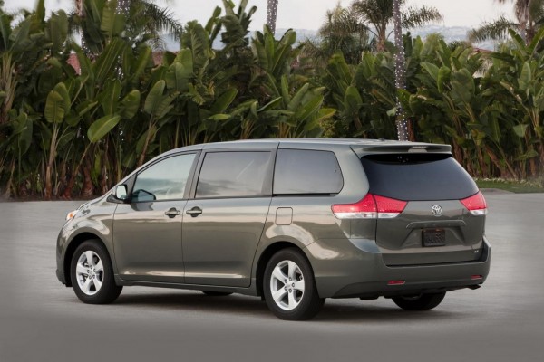 13 Sienna LE AWD 008 600x400 at 2014 Toyota Sienna: Specs and Details