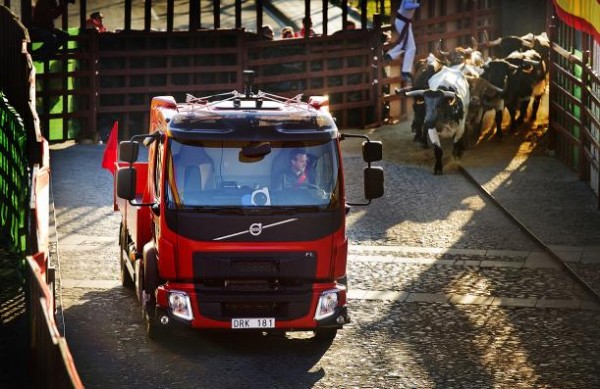 volvo the chase 1 600x389 at Volvo FL Truck Takes on Bulls in “The Chase”
