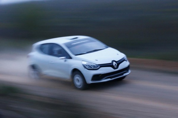 1 Clio R3T 600x399 at Renault Clio R3T Rally Car Unveiled