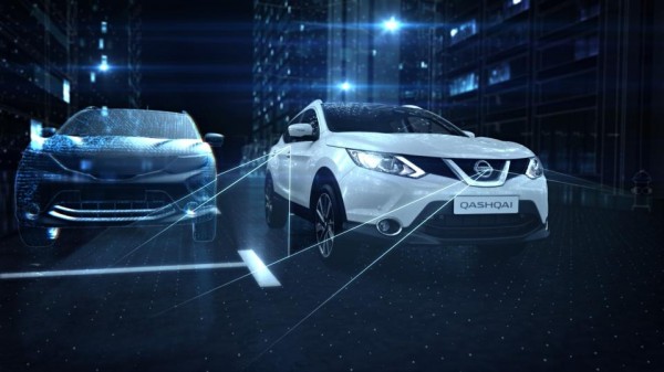 qashqai parking 1 600x337 at 2014 Nissan Qashqai Gets ‘Helicopter View’ Park Assist System