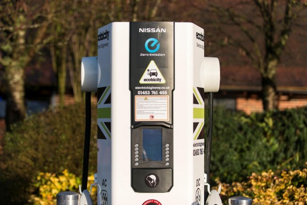 nissan fast charger 2 600x400 at 1000th Nissan Quick Charger Installed in Europe