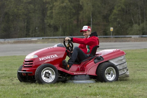 Tiago Monteiro Drives Honda Mean Mower 0 600x400 at Tiago Monteiro Drives Honda Mean Mower at Spa