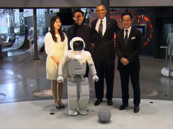 asimo obama soccer 600x450 at Honda ASIMO Robot Plays Soccer with President Obama 