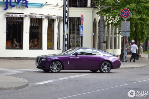 Purple Rolls Royce Wraith 3 600x399 at Purple Rolls Royce Wraith Spotted in Latvia