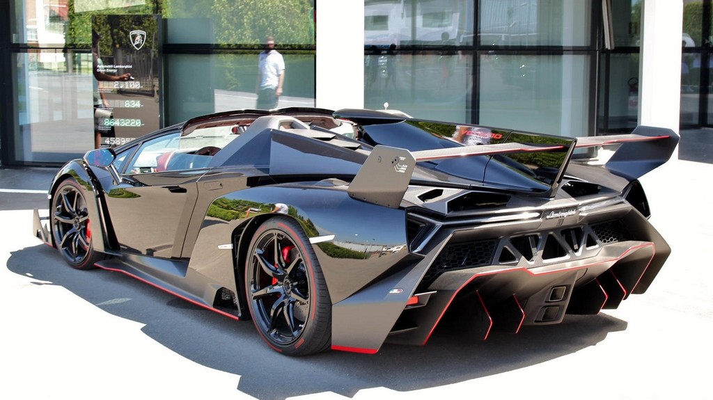 Lamborghini Veneno Roadster Looks Stunning In Black