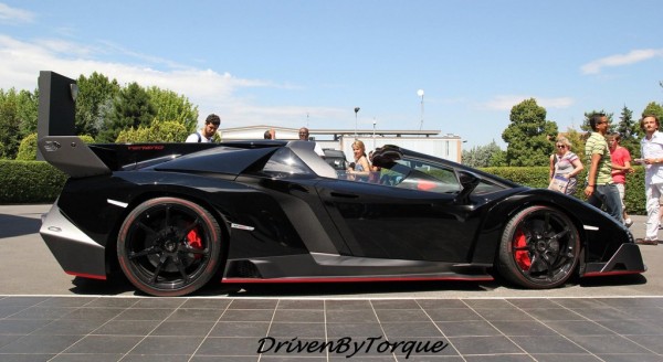 black veneno roadster 3 600x328 at Lamborghini Veneno Roadster Looks Stunning in Black