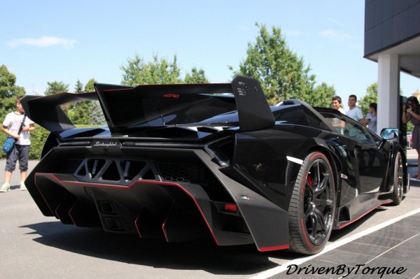 black veneno roadster 4 600x399 at Lamborghini Veneno Roadster Looks Stunning in Black