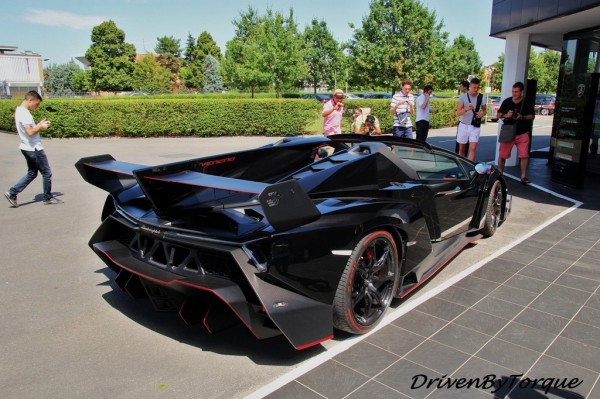 black veneno roadster 5 600x399 at Lamborghini Veneno Roadster Looks Stunning in Black