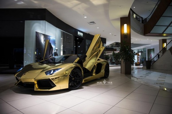 lamborghini in mall 2 600x399 at Five Lamborghinis Drive Into a Mall in Miami!