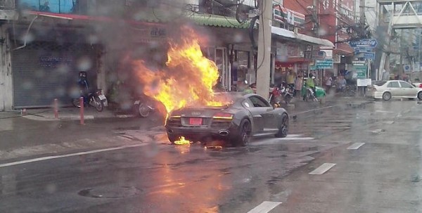 R8 fire 3 600x303 at Brand New Audi R8 Bursts into Flames in Thailand 