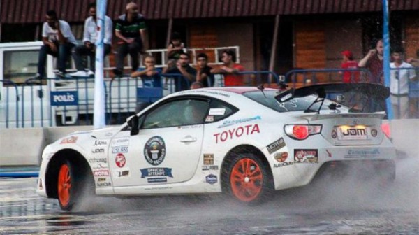 toyota gt86 longest drift 600x336 at Watch a Toyota GT86 Perform the World’s Longest Drift