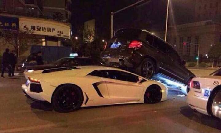 aventador wedge glk at Lamborghini Aventador Gets Wedged Under Mercedes GLK in Strange Crash