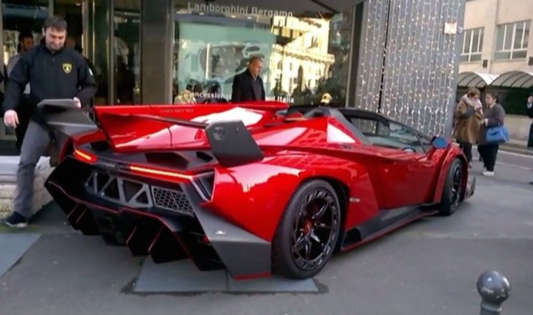 veneno roadster 600x355 at €3.3 Million Lamborghini Veneno Roadster Filmed Up Close