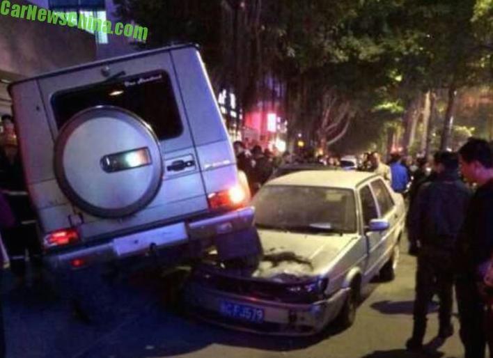 Mercedes G55 AMG crash 0 at Mercedes G55 AMG Takes Out Six Cars in China!