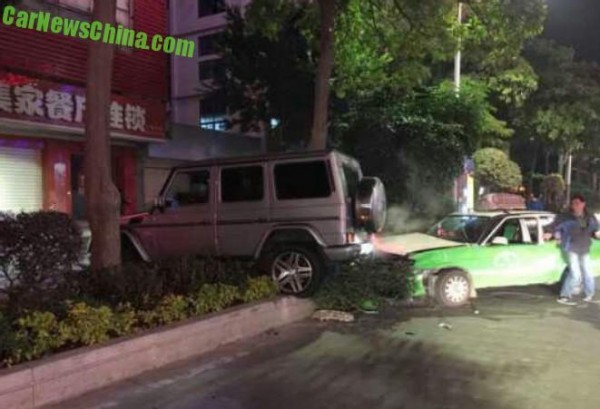 Mercedes G55 AMG crash 1 600x409 at Mercedes G55 AMG Takes Out Six Cars in China!