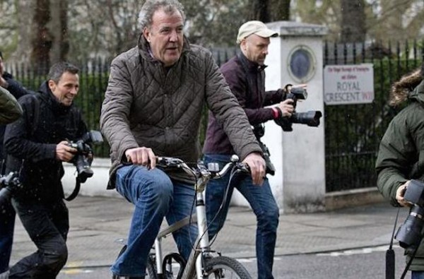 clarkson bicycle 600x395 at Jeremy Clarkson Spotted Pedaling Away His Troubles!