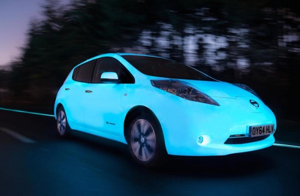smart highway LEAF 0 600x393 at Glow in the Dark Nissan LEAF Hits the Smart Highway