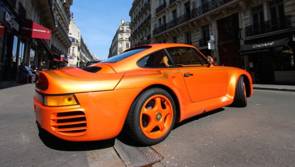 Orange Porsche 959 2 600x341 at Orange Porsche 959 Spotted in Paris