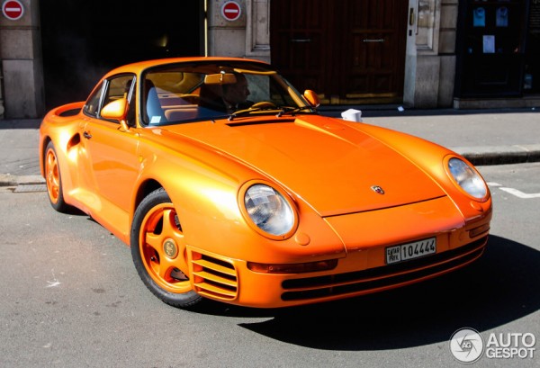 Orange Porsche 959 3 600x409 at Orange Porsche 959 Spotted in Paris