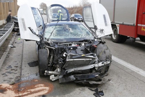 bmw i8 crash 0 600x400 at BMW i8 Wrecked in Autobahn Crash