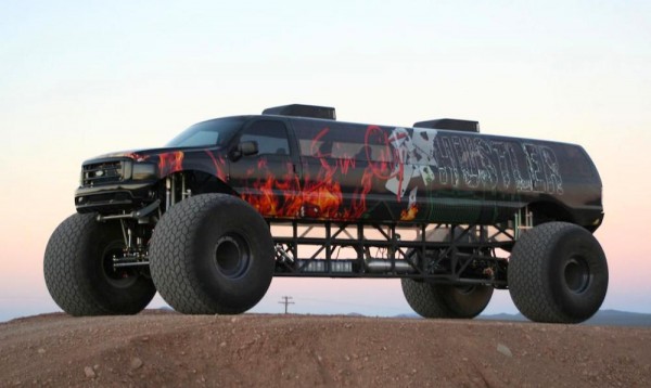 Ford Excursion Monster Limo 0 600x358 at Ford Excursion Monster Limo Is the Most Awesome Pointless Thing Ever!