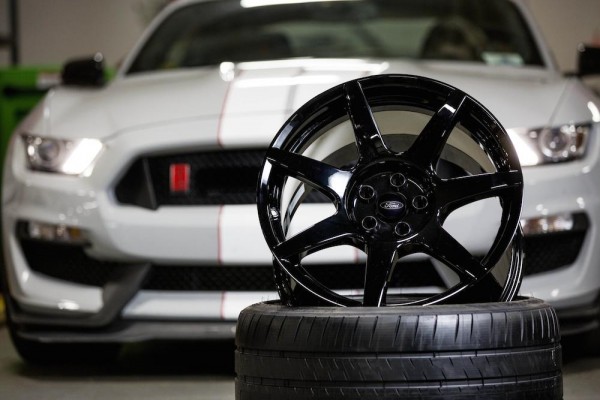 Shelby GT350R carbon wheels 2 600x400 at Shelby GT350R Gets Fancy Carbon Fiber Wheels